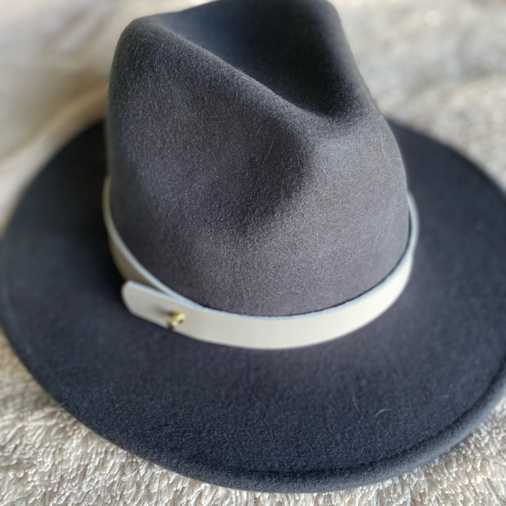 Gigi Pip grey hat.